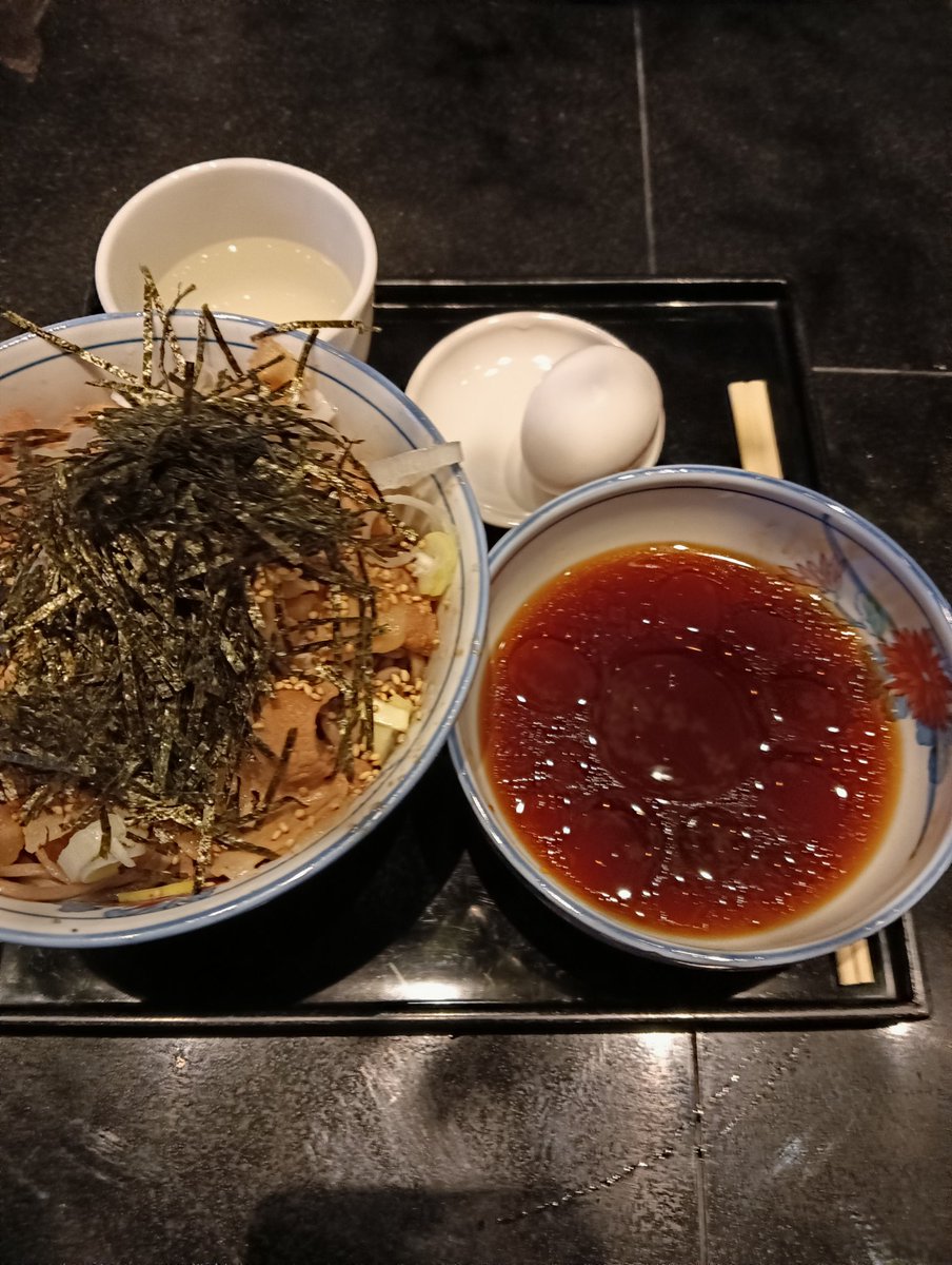 taka8850's tweet photo. 星のやの港屋2でランチ。少し行列はあったけど回転が早く、待ち時間はそれほど気にならなかった。あの海苔がのった蕎麦とつけ汁を前にすると、昔の港屋の記憶がふっとよみがえる。懐かしさまで一緒に啜る昼。 https://t.co/tolP0YoSR0