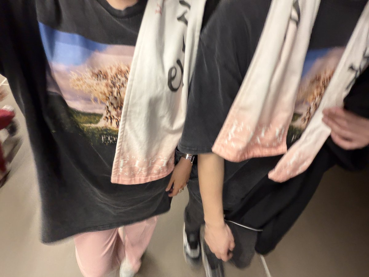 __r7lo's tweet photo. 幼馴染と国立2daysたのしかったゾー‼️1日目はホテルにペンラを忘れた��んでもねえポンコツで命絶やしたくなったけど、三層2days思ったより楽しかったー‼️でも双眼鏡でも見えないしドローンも花火も見えなくてにんまり止まらんかった‼️次はもう少し下におろしてください‼️ https://t.co/HU7UFYMLNn