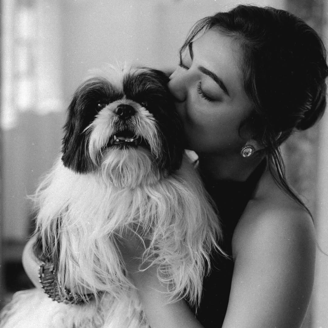 ChennaiTimesTOI's tweet image. #Nazriya &amp;amp; her pet #Oreo are serving up some serious cuteness in this timeless black and white moment. 🐾❤️

#FurryFriends #PetLove