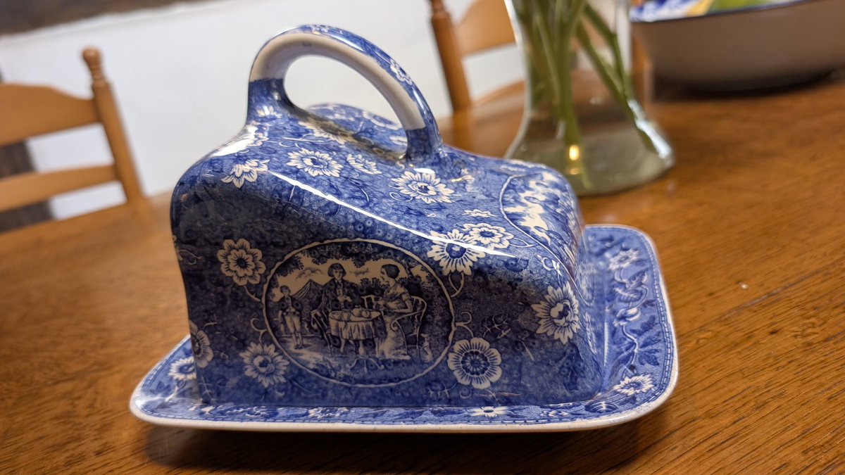 smeerlingantiek's tweet photo. Goedemorgen allemaal een fijne nw. werkweek
#aan_de_keukentafel.
Vroeger was alles beter?
Nou ten aanzien van serviezen en servies delen wel vind ik
Bij de "uitzet" bij het trouwens hoorde zeker een mooi servies
Neem deze #kaasstolp decor #Tea_drinker
Societe Ceramique Maestricht https://t.co/qAlu3iM4Gz