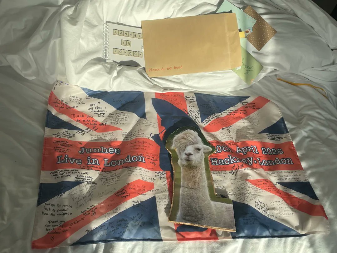 ChoiceUK_'s tweet photo. It looks like Junhee received everything well and seemed to enjoy the addition of the alpaca into the bag too 🦙

Thanks to all C.C who added signed the flag, sent us letters and wrote in the memory book 🥰🥰
#JUNHEEinLondon https://t.co/ZOIQpNEqu9