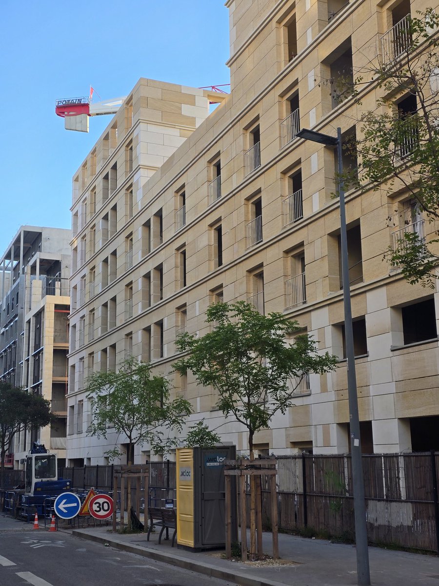 LyonStrates tweet media