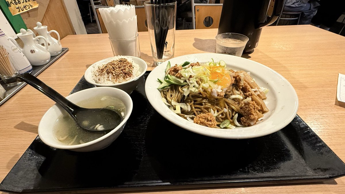 今日の遅いランチは、優優の汁なし担々麺とふりかけご飯のセット