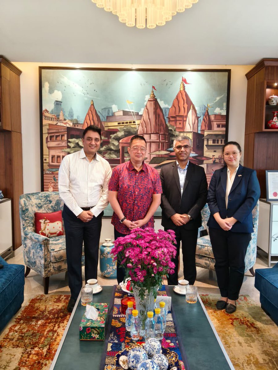 SGinIndia's tweet image. Great to meet up with Capitaland's senior management team. They are bullish about #bharat and intend to make big investment announcements soon. HC Wong.

@DPIITGoI @investindia @DoC_GoI