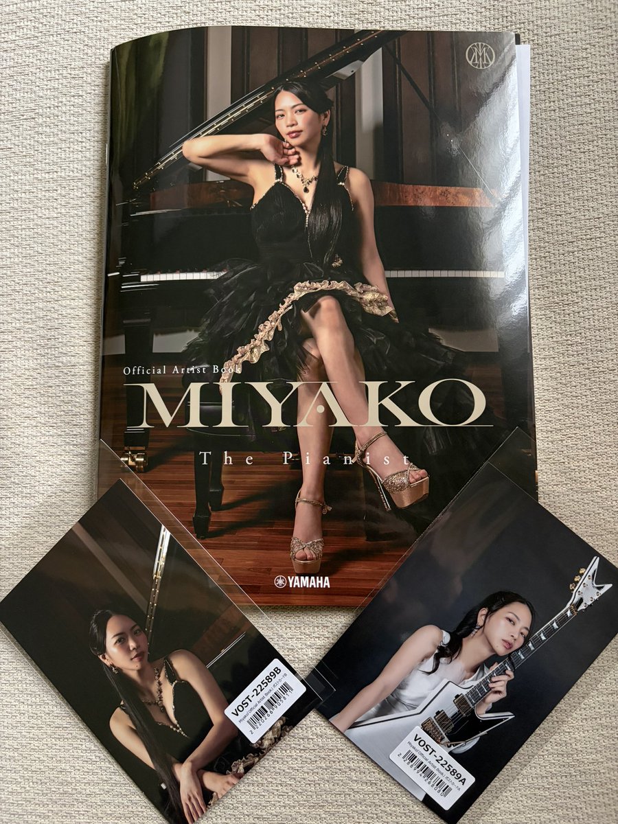 inc7010's tweet photo. お嬢のBOOKキターーー🤘🏻🤩

クラシックでメタルでギタリストでピアニストでコンポーザー。

唯一無二のアーティストがお嬢だと改めて感じれる一冊ですね。

#LOVEBITES
#miyako https://t.co/VH2SBrQtNs