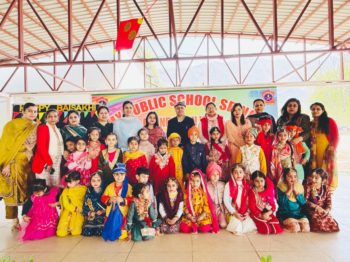 ASrinagar65188's tweet photo. Baisakhi celebration in the Foundation Wing with lively dance and a meaningful skit, helping little ones understand its importance as a harvest festival. #Baisakhi #FoundationWing #JoyfulLearning #SchoolCelebration https://t.co/noQc3kKd10