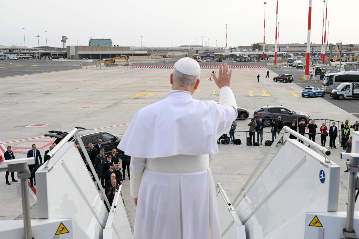vaticannews_pt's tweet image. ✈️ #BoaViagem, Santo Padre!

O avião com comitiva papal a bordo partiu do aeroporto internacional de Fiumicino às 9h07 locais, dando início à primeira visita de #PapaLeãoXIV ao continente africano. A primeira parada do Pontífice será na Argélia 

tinyurl.com/34cbc54t