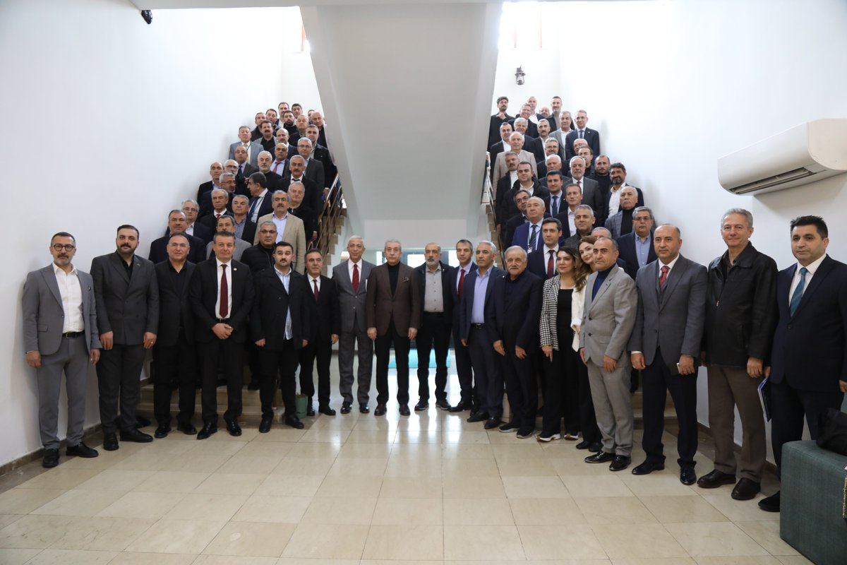 DiyarTSO's tweet photo. DTSO Başkanı Mehmet Kaya: Tarımda yeni model Türkiye’ye örnek olacak

Diyarbakır’da 11-12 Nisan tarihlerinde düzenlenen “Doğu ve Güneydoğu Anadolu’da Tarım, Gıda ve Sanayi Odaklı Kalkınma Vizyonu Çalıştayı”nın kapanış konuşmasını yapan Diyarbakır Ticaret ve Sanayi Odası (DTSO) Başkanı @kayadb, çalıştayın sadece bölgeye değil tüm Türkiye’ye örnek olacak bir model ortaya çıkaracağını söyledi.

Diyarbakır Valiliği, Tarımsal Strateji ve Politika Geliştirme Merkezi (TARPOL), Diyarbakır Ticaret ve Sanayi Odası, Diyarbakır Ticaret Borsası, Avrupa Birliği Türkiye Delegasyonu ve Diyarbakır AB Bilgi Merkezi işbirliğinde düzenlenen çalıştayda, 25’er kişiden oluşan dört tematik çalışma grupları, “Bitkisel Üretim”, “Hayvancılık”, “Tarıma Dayalı Sanayi” ve “Kırsal Kalkınma” başlıkları masaya yatırıldı.

Farklı salonlarda eş zamanlı yapılan oturumlarda, bölgenin stratejik ürünleri, sulama ve iklim değişikliğinin üretime etkisi, sözleşmeli üretim ve dijitalleşme gibi konular ele alındı.

Hayvancılık oturumlarında ise mera ve yaylakların etkin kullanımı, hayvan sağlığı ve yetiştiricilik modelleri ile et ve süt piyasalarına entegrasyon gibi başlıklar öne çıktı.

Tarıma dayalı sanayi oturumlarında işleme, pazarlama ve markalaşma faaliyetleri ile yatırım ve finansman olanakları tartışılırken; kırsal kalkınma oturumlarında ise altyapı ihtiyaçları, kooperatifçilik, genç ve kadın istihdamı ile kırsalda refahın artırılması konuları ele alındı.

Haberin Devamı ⬇️
https://t.co/bFNBnV8tdp