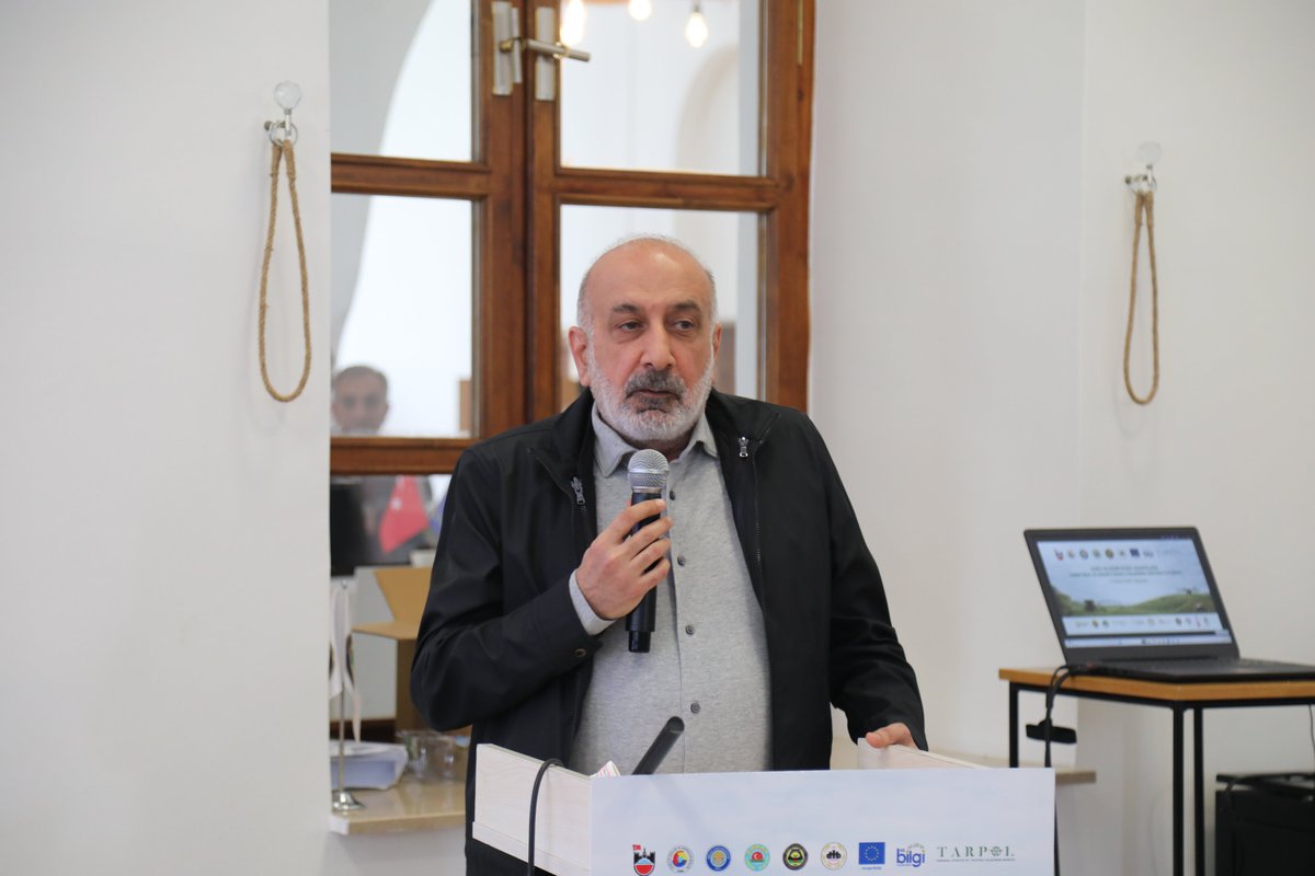 DiyarTSO's tweet photo. DTSO Başkanı Mehmet Kaya: Tarımda yeni model Türkiye’ye örnek olacak

Diyarbakır’da 11-12 Nisan tarihlerinde düzenlenen “Doğu ve Güneydoğu Anadolu’da Tarım, Gıda ve Sanayi Odaklı Kalkınma Vizyonu Çalıştayı”nın kapanış konuşmasını yapan Diyarbakır Ticaret ve Sanayi Odası (DTSO) Başkanı @kayadb, çalıştayın sadece bölgeye değil tüm Türkiye’ye örnek olacak bir model ortaya çıkaracağını söyledi.

Diyarbakır Valiliği, Tarımsal Strateji ve Politika Geliştirme Merkezi (TARPOL), Diyarbakır Ticaret ve Sanayi Odası, Diyarbakır Ticaret Borsası, Avrupa Birliği Türkiye Delegasyonu ve Diyarbakır AB Bilgi Merkezi işbirliğinde düzenlenen çalıştayda, 25’er kişiden oluşan dört tematik çalışma grupları, “Bitkisel Üretim”, “Hayvancılık”, “Tarıma Dayalı Sanayi” ve “Kırsal Kalkınma” başlıkları masaya yatırıldı.

Farklı salonlarda eş zamanlı yapılan oturumlarda, bölgenin stratejik ürünleri, sulama ve iklim değişikliğinin üretime etkisi, sözleşmeli üretim ve dijitalleşme gibi konular ele alındı.

Hayvancılık oturumlarında ise mera ve yaylakların etkin kullanımı, hayvan sağlığı ve yetiştiricilik modelleri ile et ve süt piyasalarına entegrasyon gibi başlıklar öne çıktı.

Tarıma dayalı sanayi oturumlarında işleme, pazarlama ve markalaşma faaliyetleri ile yatırım ve finansman olanakları tartışılırken; kırsal kalkınma oturumlarında ise altyapı ihtiyaçları, kooperatifçilik, genç ve kadın istihdamı ile kırsalda refahın artırılması konuları ele alındı.

Haberin Devamı ⬇️
https://t.co/bFNBnV8tdp