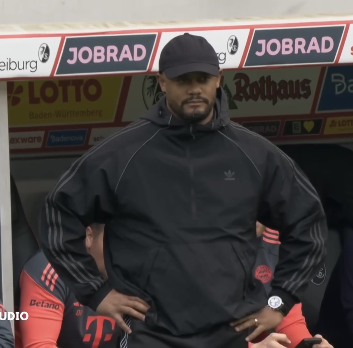 flo__2212's tweet photo. Weiß irgendjemand wo man diese Jacke kaufen kann ?? Gibt es die Jacke überhaupt, ich finde die nicht #adidas #kompany https://t.co/WCCYmIwuYR