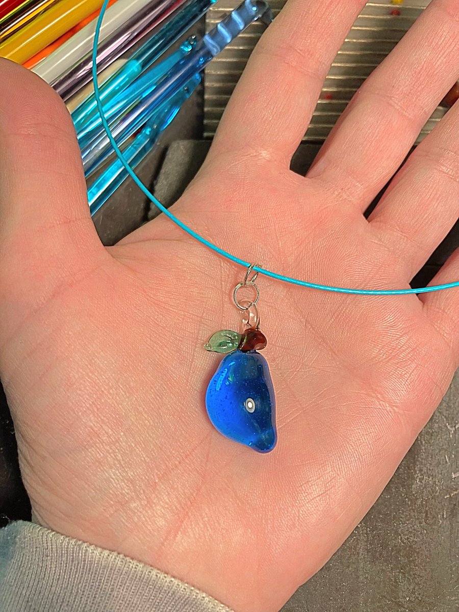 Da li je neko za rano voće 
🍐💫🍒💫🍐💫🍒💫🍐
Voćkice od murano stakla, moj ručni rad, cene su u opisu slike, biće možda malo više reklamiranja ovih dana jer skupljam za krečenje blago meni 😆😎💫🧚‍♀️
Još toga možete videti ako želite na linkovima u opisu profila 
❤️
<a href="/svet_stakla/">Svet Stakla</a>