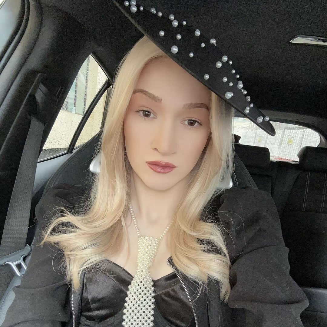 Last night’s pre-show look 🖤