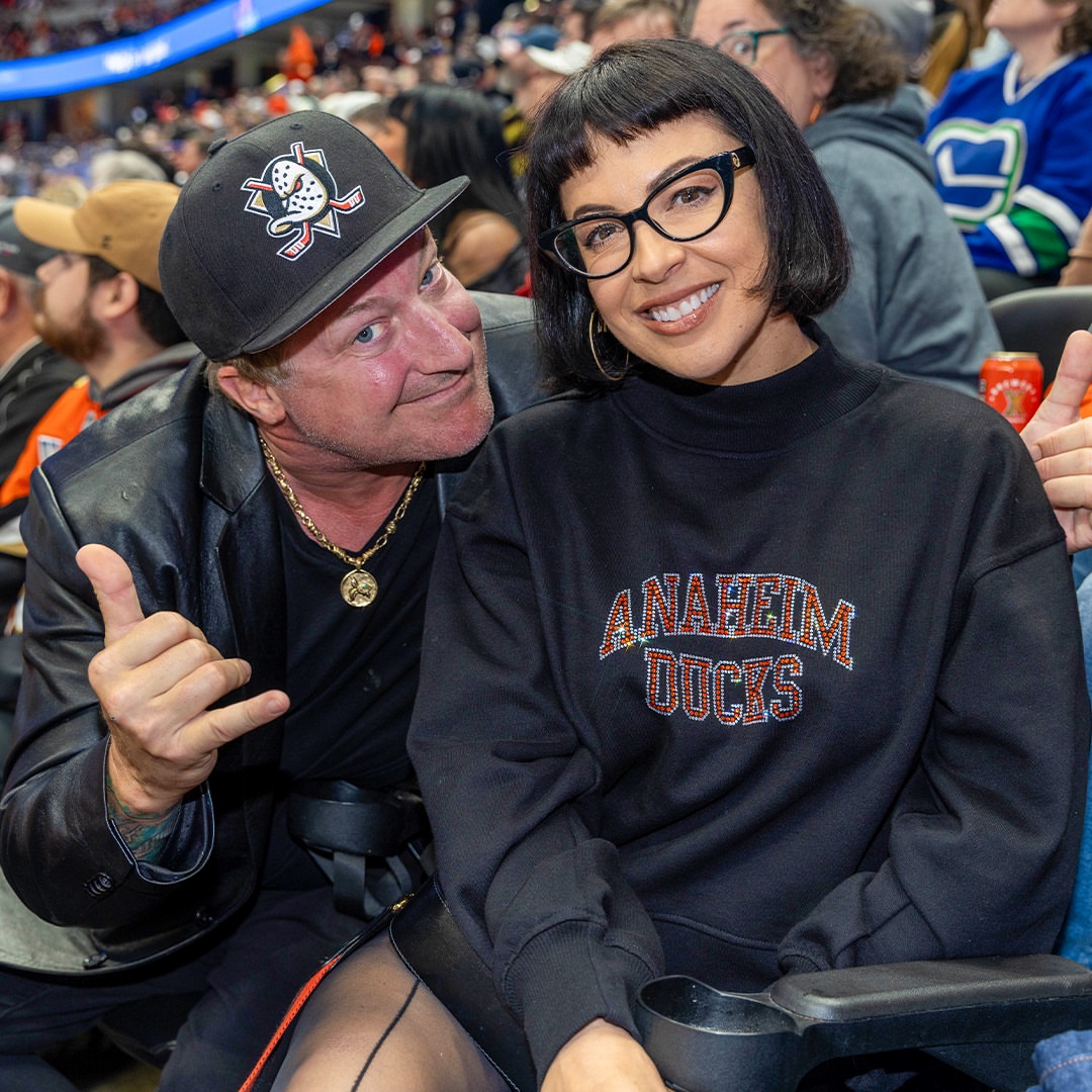 GreenDayItaly_'s tweet photo. Tré Cool and his wife Sara at the Honda Center last night for the Vancouver Canucks vs. Anaheim Ducks game 🏒

#greenday #trecool https://t.co/3DjxrY77dw