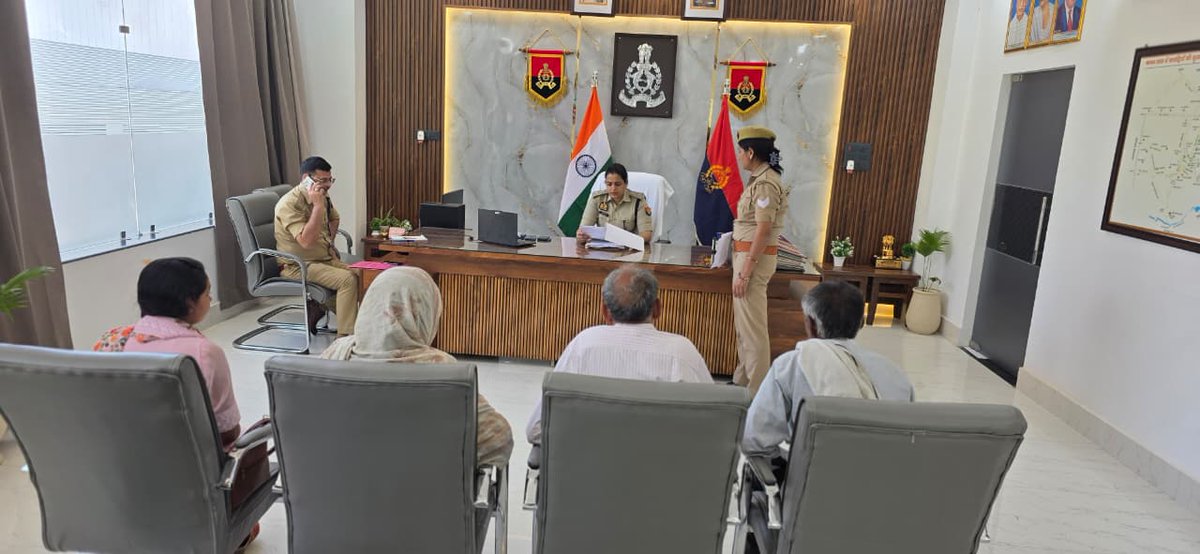 budaunpolice's tweet photo. #budaunpolice #SSPBDN सुश्री अंकिता शर्मा द्वारा पुलिस कार्यालय पर #जनसुनवाई की गयी। इस दौरान पुलिस कार्यालय में आने वाले शिकायतकर्ताओं की समस्याओं को सुनकर उनके समयबद्ध व गुणवत्तापूर्ण निस्तारण हेतु संबन्धित को आवश्यक दिशा-निर्देश दिए गये। #UPPolice https://t.co/raMQYxyXEe
