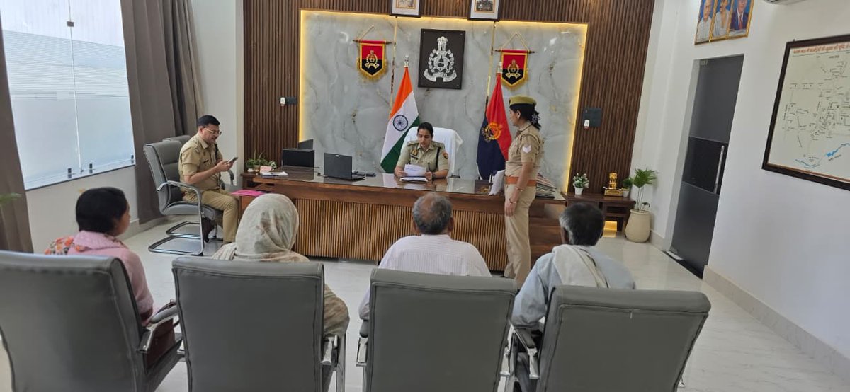 budaunpolice's tweet photo. #budaunpolice #SSPBDN सुश्री अंकिता शर्मा द्वारा पुलिस कार्यालय पर #जनसुनवाई की गयी। इस दौरान पुलिस कार्यालय में आने वाले शिकायतकर्ताओं की समस्याओं को सुनकर उनके समयबद्ध व गुणवत्तापूर्ण निस्तारण हेतु संबन्धित को आवश्यक दिशा-निर्देश दिए गये। #UPPolice https://t.co/raMQYxyXEe