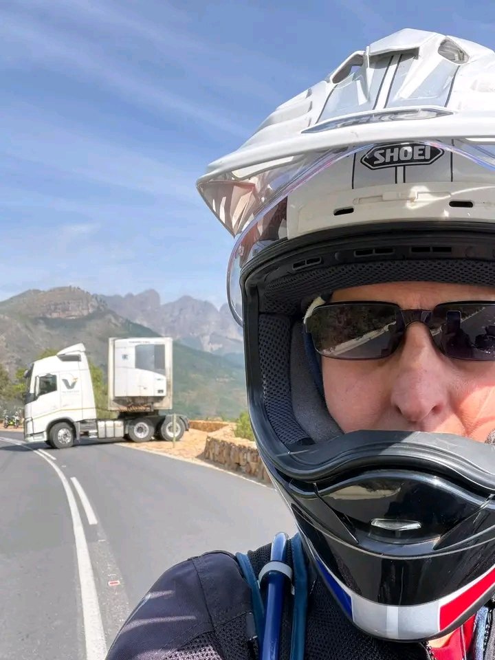lnnocent191535's tweet photo. 🚨 Just prevented a disaster on Bainskloof Pass! Truck heading to Ceres was overheight, clipping barriers. Stopped &amp; turned it around. Suggests overhead barriers or height restrictions at pass entrance.

 #BainskloofPass #RoadSafety
#TruckAlert https://t.co/tGenjXMDCs