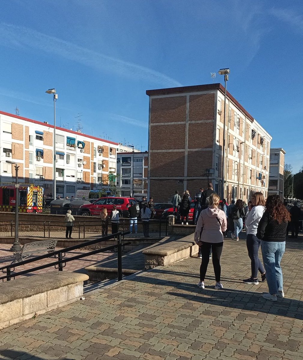 Un hombre acaba de asesinar (presunt) a una mujer en mi barrio, la Fuensanta (Córdoba) hace menos de media hora.
Después se ha atrincherado con un cuchillo y ha llenado todo de gas.
Tenía orden de alejamiento, y hoy tenían juicio. Él vivía en el piso de arriba del mismo bloque.
