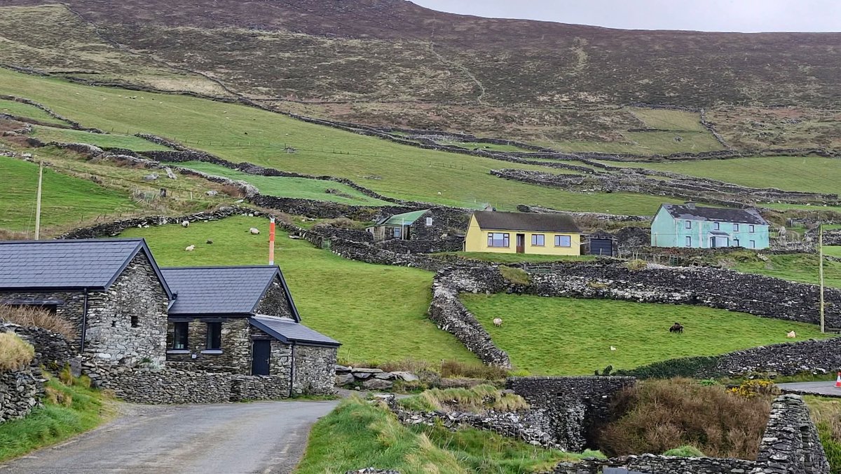 ThisIsIreland3's tweet image. 📍Slea Head, Dingle, Co. Kerry 🇮🇪 🌊

An amazing coastal drive no matter the weather. Sun, windy, rain, it's magical, every single time! 💚💚

📸 Kerry Experience Tours

#ireland #dinglepeninsula #kerry #dingle #ireland #wildatlanticway #sleahead
