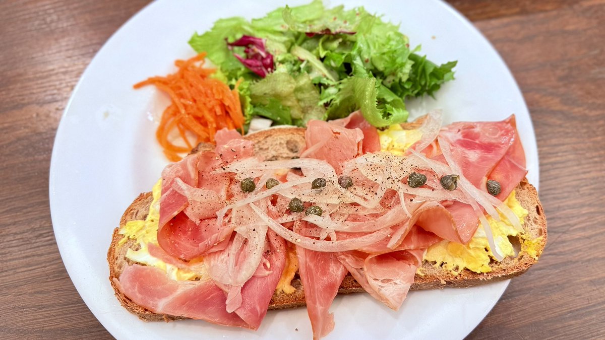 今日初めての食事🍴
生ハムがた〜んと美味かった☺✨