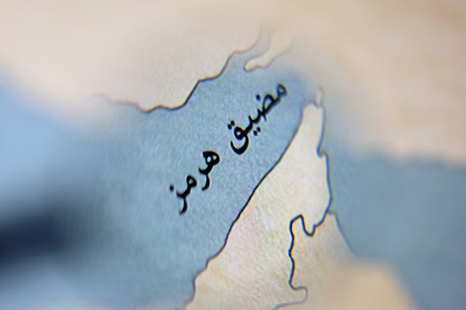 يبدأ الخامسة مساء اليوم بتوقيت #الكويت حصارا بحريا عسكريا أمريكيا على #إيران .
سوف تمنع البحرية الأمريكية بموجبه أية سفينة من الدخول إلى الموانيء الإيرانية أو الخروج منها عبر مضيق #هرمز .
الحصار سيعني خنق إيران ويضاعف من معاناتها العميقة اقتصاديا ويحرمها من ما يقارب 120$مليون
