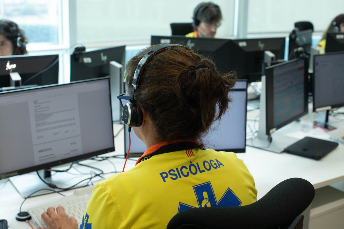 semgencat's tweet image. ➡️ Saps que el #SEM compta amb un equip de 90 psicòlegs/gues?

Aquests/es professionals ofereixen atenció presencial i no presencial als ciutadans i donen suport emocional a professionals de les emergències i la xarxa pública de salut.

👉 bit.ly/4ouZ70E