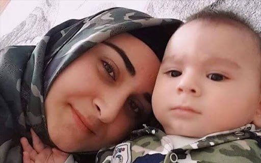 Yüksekova’da görev yapan asker eşini ziyarete giderken şehit edildiğinde Nurcan Karakaya 25,
bebeği Mustafa Bedirhan ise henüz 1 yaşındaydı…

PKK’lı teröristler onları kahpece katletmeseydi, bugün Nurcan kardeşimiz 33,
Bedirhan ise 9 yaşında olacaktı…