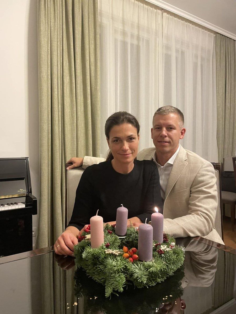 mog_russEN's tweet image. 🚨⚡️ Fight at a party, domestic violence, and a sex scandal: Who is Hungarian opposition leader Péter Magyar?

🔹 Key information:

  Péter Magyar was born on March 16, 1981, in Budapest and is 45 years old.

  He earned a law degree from Pázmány Péter Catholic University and