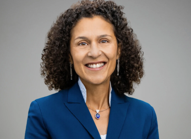 BurkhardtPhilip's tweet photo. Die neue Direktorin des Schweizerischen Heilmittelinstituts @Swissmedic_, Vincenza Trivigno, ist gegen einen Anschluss ans Zulassungssystem der #EU.
"Die Prüfung von Arzneimitteln setzt wissenschaftliche Unabhängigkeit voraus", sagt sie in den Zeitungen der @chmediaag. (1/5) https://t.co/HKr8uNxno8