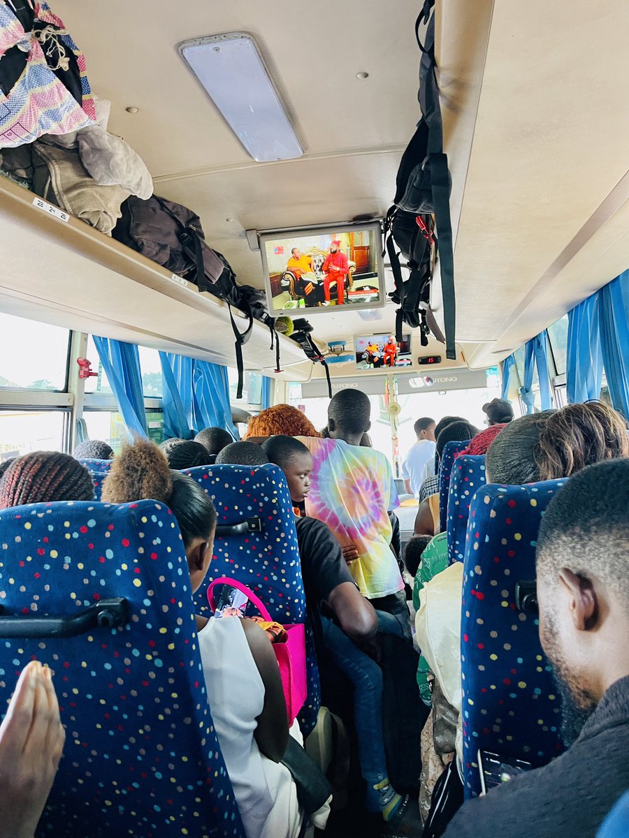 YULEKA01's tweet photo. #RDC #lubumbashi : Aujourd’hui en regagnant lubumbashi en provenance de likasi, j’ai pris RATCO l’agence Tanzanienne. ⤵️
Contrairement à #MULYKAP, #RATCO taxe 15.000 FC lubumbashi-Likasi contre 20.000 FC.
Ici on attend jusqu’à tel point où le bus sera complet et c’est presque le double de MULYKAP ( le nombre des passagers).
C’est qui m’a énervé de plus c’est le pasteur et le vendeur des médicaments traditionnels.😒 ils prononcent les termes des organises intimes (s**x).
Les chauffeurs de RATCO ne sont pas professionnels, ils récupèrent d’autres passagers en cours de route qui se mettent debout en causant l’étouffement.😢
N.B : je ne dénigre pas RATCO mais je partage seulement mon expérience, à la prochaine je faire pour une autre agence. @leParrainRDC @kakese_leon @benjimk @chauffeur243 @Gastonramazani2