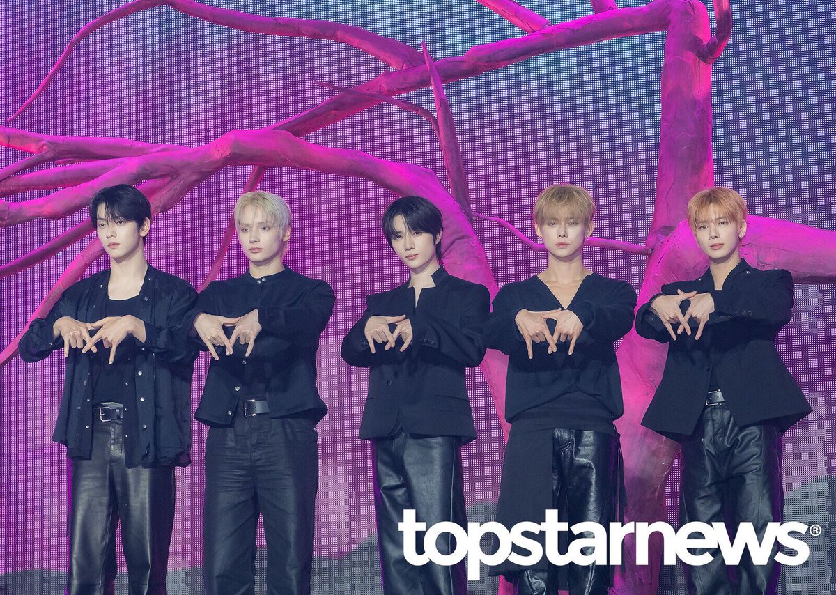 DROP THE TAGS MOAS!! LET'S BE LOUD
TXT STICK WITH YOU OUT NOW
#하루에_하루만_더 #Stick_With_You
#A_Mom...