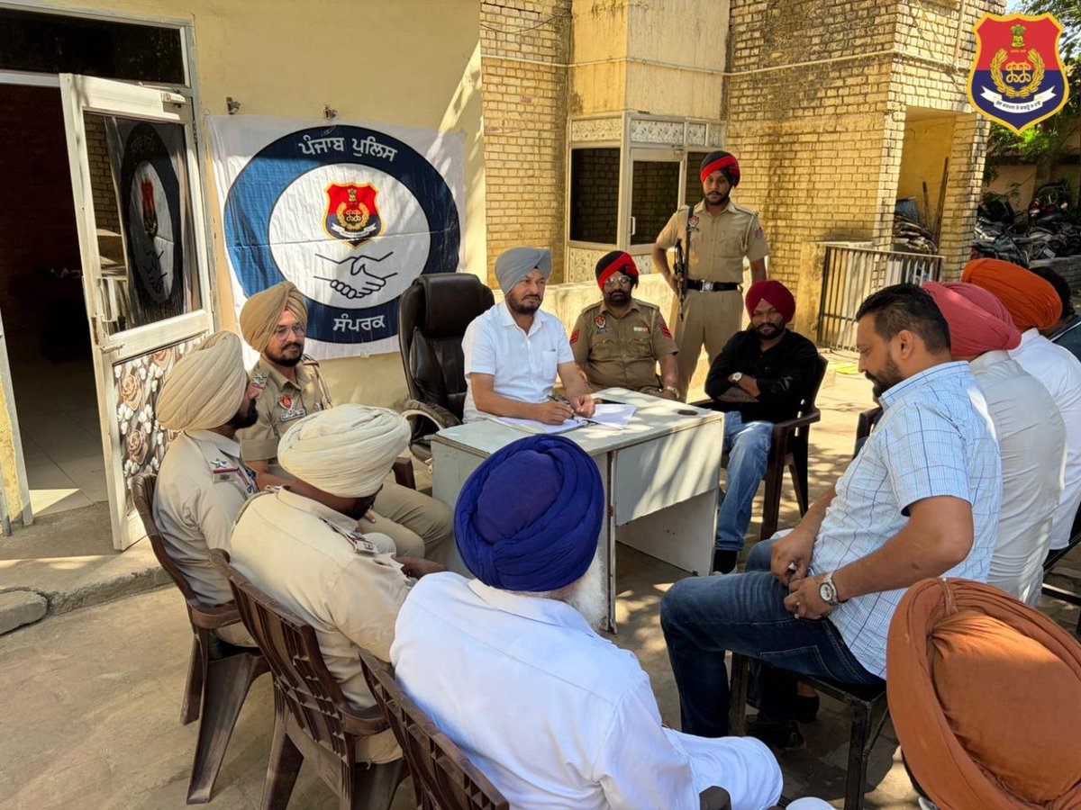 AmritsarRPolice's tweet image. ਥਾਣਾ ਖਿਲਚੀਆਂ ਵੱਲੋਂ ਸੰਪਰਕ ਮੀਟਿੰਗ ਕਰਵਾਈ ਗਈ, ਜਿਸ ਦੌਰਾਨ ਇਲਾਕੇ ਦੇ ਲੋਕਾਂ ਨਾਲ ਮੁਲਾਕਾਤ ਕਰਕੇ ਉਹਨਾਂ ਦੀਆਂ ਸਮੱਸਿਆਵਾਂ ਧਿਆਨ ਨਾਲ ਸੁਣੀਆਂ ਗਈਆਂ ਅਤੇ ਹੱਲ ਲਈ ਭਰੋਸਾ ਦਿੱਤਾ ਗਿਆ। 
#AmritsarRuralPolice #CommunityPolicing #PublicInteraction (1/2)
