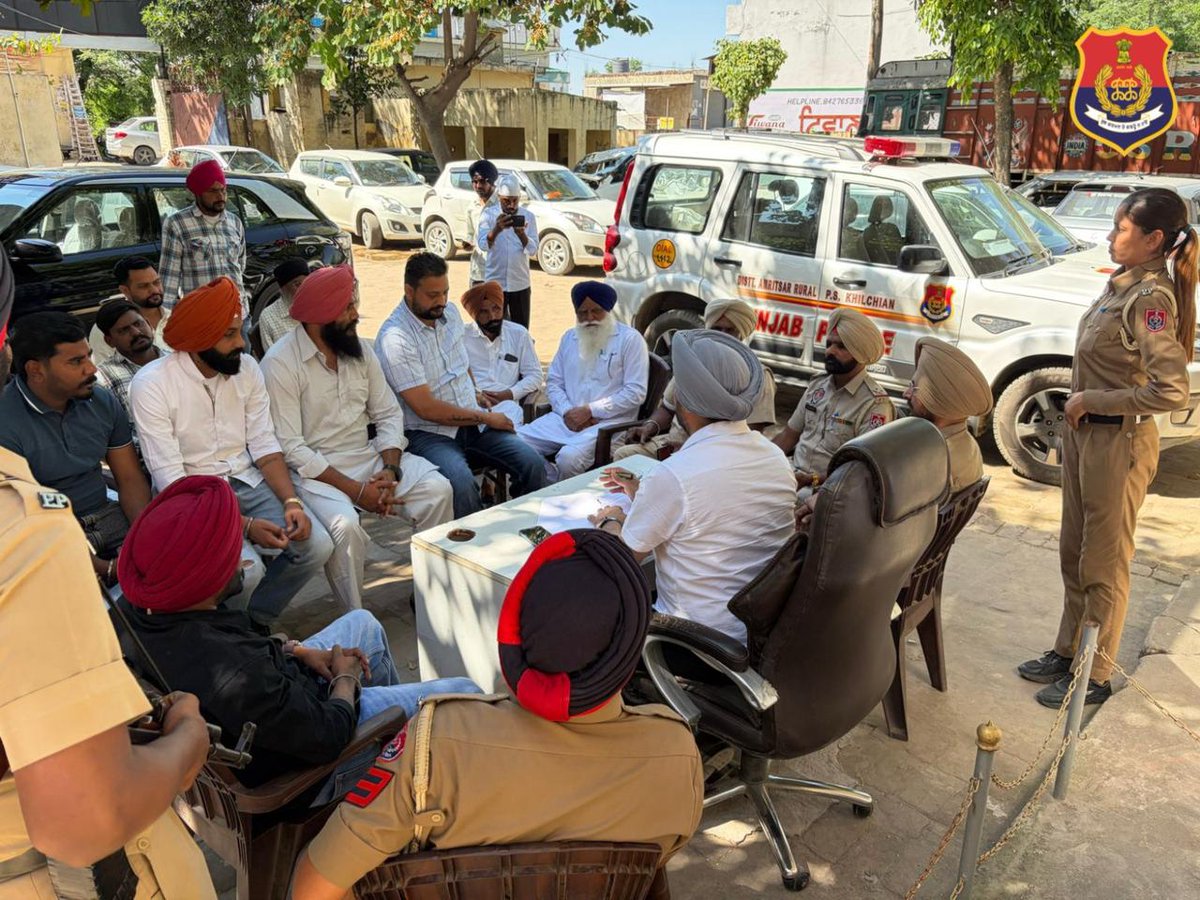 AmritsarRPolice's tweet image. ਥਾਣਾ ਖਿਲਚੀਆਂ ਵੱਲੋਂ ਸੰਪਰਕ ਮੀਟਿੰਗ ਕਰਵਾਈ ਗਈ, ਜਿਸ ਦੌਰਾਨ ਇਲਾਕੇ ਦੇ ਲੋਕਾਂ ਨਾਲ ਮੁਲਾਕਾਤ ਕਰਕੇ ਉਹਨਾਂ ਦੀਆਂ ਸਮੱਸਿਆਵਾਂ ਧਿਆਨ ਨਾਲ ਸੁਣੀਆਂ ਗਈਆਂ ਅਤੇ ਹੱਲ ਲਈ ਭਰੋਸਾ ਦਿੱਤਾ ਗਿਆ। 
#AmritsarRuralPolice #CommunityPolicing #PublicInteraction (1/2)