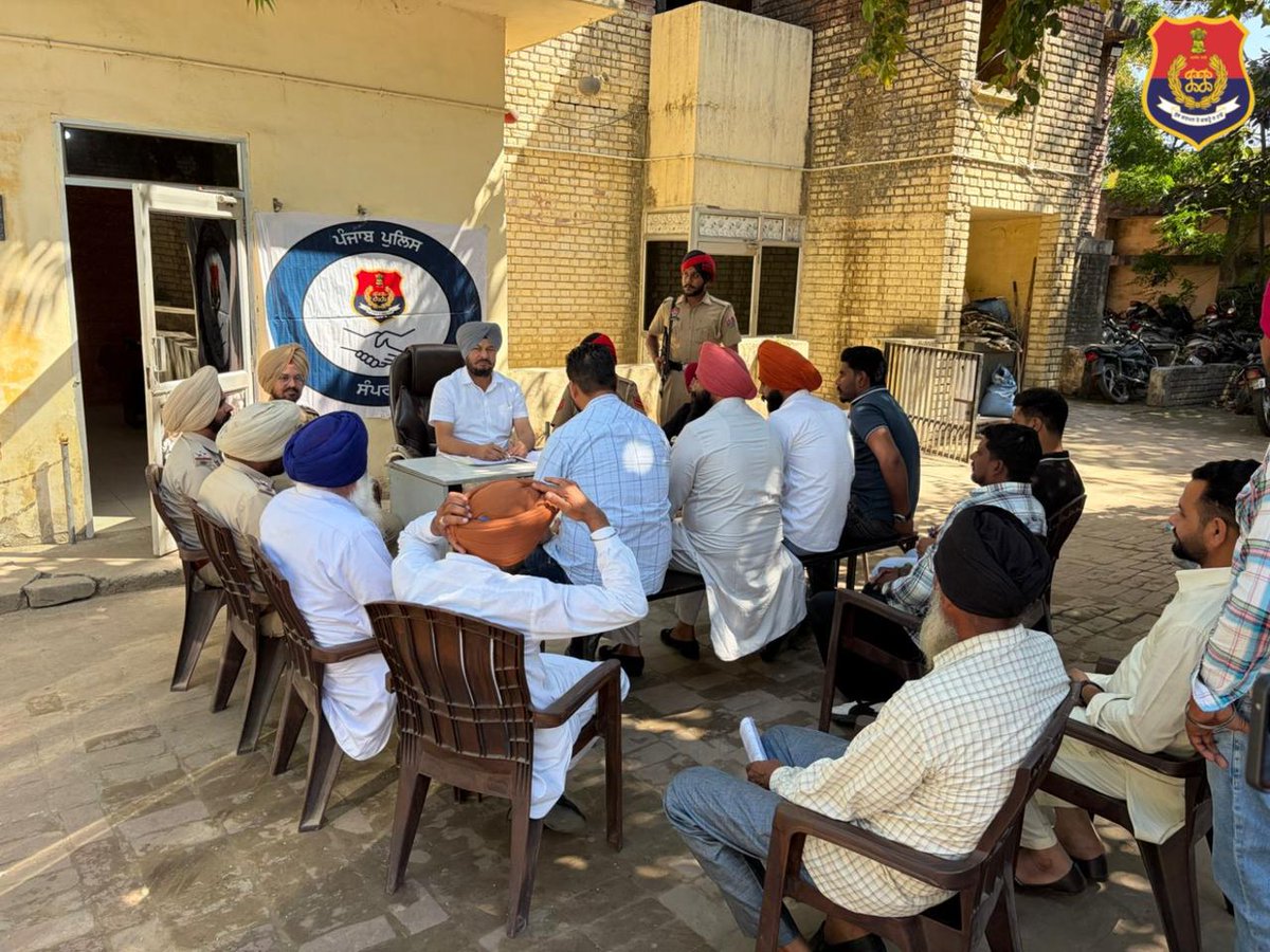 AmritsarRPolice's tweet image. ਥਾਣਾ ਖਿਲਚੀਆਂ ਵੱਲੋਂ ਸੰਪਰਕ ਮੀਟਿੰਗ ਕਰਵਾਈ ਗਈ, ਜਿਸ ਦੌਰਾਨ ਇਲਾਕੇ ਦੇ ਲੋਕਾਂ ਨਾਲ ਮੁਲਾਕਾਤ ਕਰਕੇ ਉਹਨਾਂ ਦੀਆਂ ਸਮੱਸਿਆਵਾਂ ਧਿਆਨ ਨਾਲ ਸੁਣੀਆਂ ਗਈਆਂ ਅਤੇ ਹੱਲ ਲਈ ਭਰੋਸਾ ਦਿੱਤਾ ਗਿਆ। 
#AmritsarRuralPolice #CommunityPolicing #PublicInteraction (1/2)