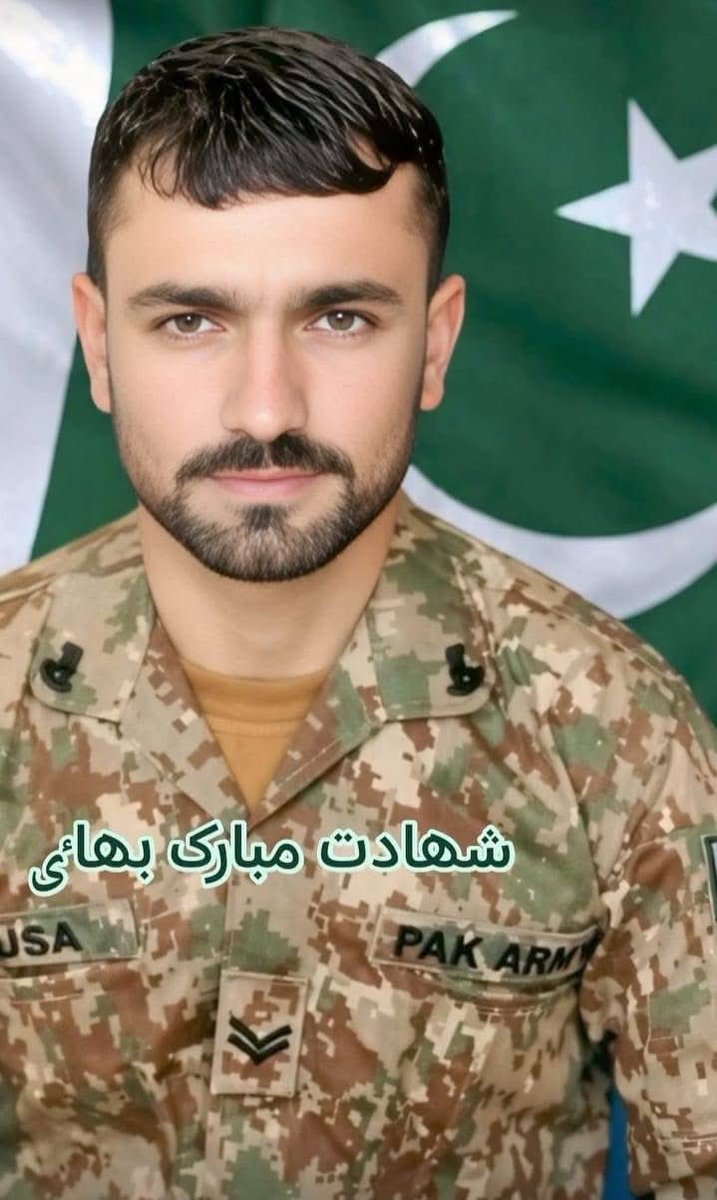 PakMilitary132's tweet image. یہ عمل پاک فوج کا قابلِ تحسین ہے کہ انہوں نے اپنے شہید کو احترام اور وقار کے ساتھ اس کے آبائی علاقے تک پہنچایا اور سپردِ خاک کیا۔یہ لمحہ غم اور فخر کا تھا، کیونکہ ایک بیٹے نے وطن کے لیے اپنی جان قربان کی۔ ہم پاک فوج کے شکر گزار ہیں کہ انہوں نے عقیدت اور عزت کا مظاہرہ کیا #pakarmy