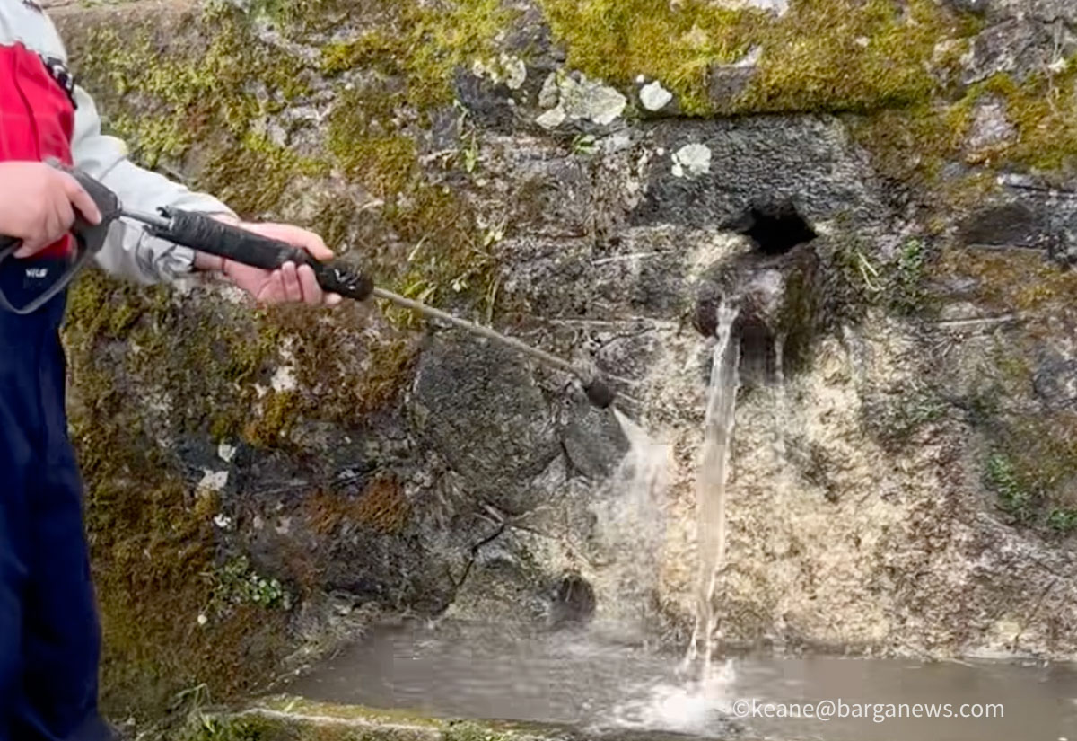 barganews's tweet image. Spring Cleaning at the S.Antonio Fountain 👉 CLICCA QUI per altre immagini e l'articolo completo - 👉 CLICK HERE for more images and the full article:  barganews.com/2026/04/spring…

#Barga #barganews #BargaVecchia #toscana #Keane