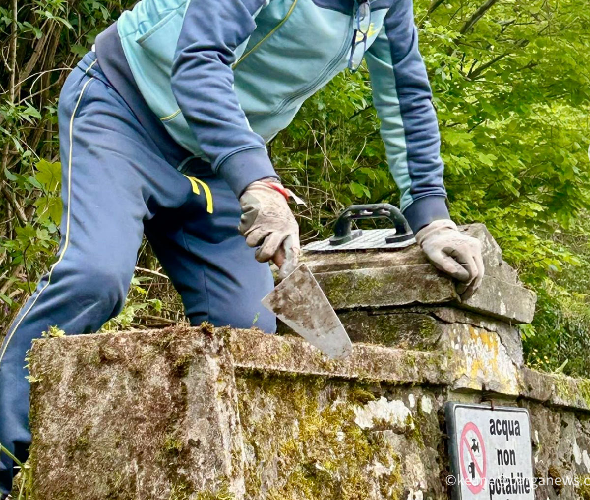 barganews's tweet image. Spring Cleaning at the S.Antonio Fountain 👉 CLICCA QUI per altre immagini e l'articolo completo - 👉 CLICK HERE for more images and the full article:  barganews.com/2026/04/spring…

#Barga #barganews #BargaVecchia #toscana #Keane