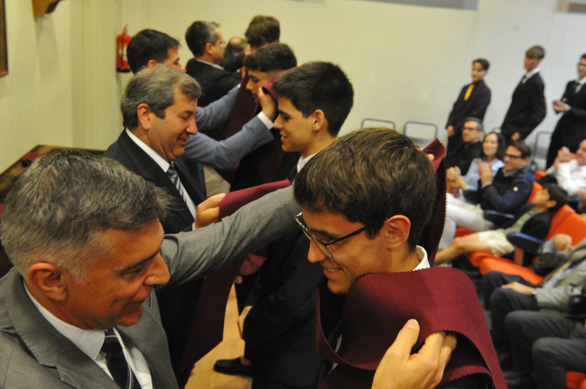 BellLlocdelPla's tweet photo. 🎓 Comiat de 2n de batxillerat.
Un acte ple d’emoció i agraïment després de 18 anys de vida escolar. Missa, imposició de beques, parlaments i reconeixement als millors TdR, en una jornada molt especial compartida amb famílies i professors.
Bell-lloc sempre serà casa vostra. https://t.co/X0Kd3pVAfU