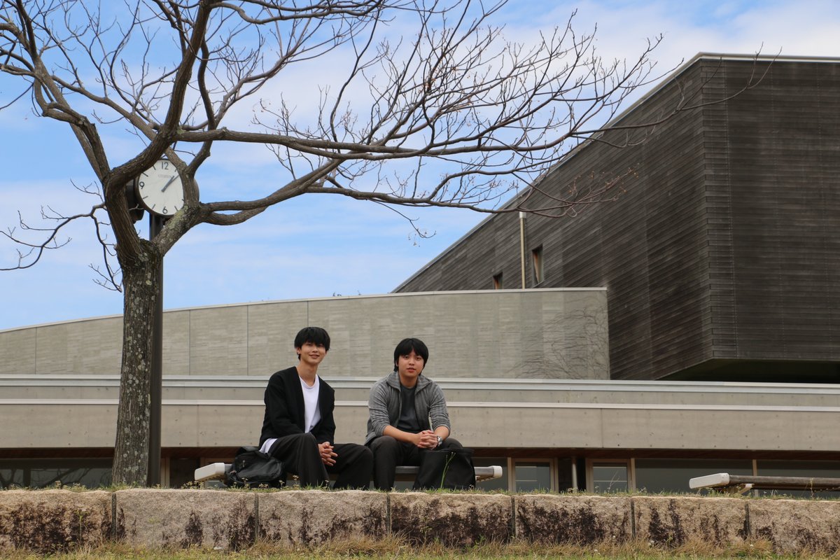 外が気持ちいい季節になりましたね!

ベンチで過ごす学生さんたち。
どこからともなく、青春ソングが聴こえる気がします🎶

将来、彼らはこういう瞬間を思い出すのでしょうか…（しみじみ）