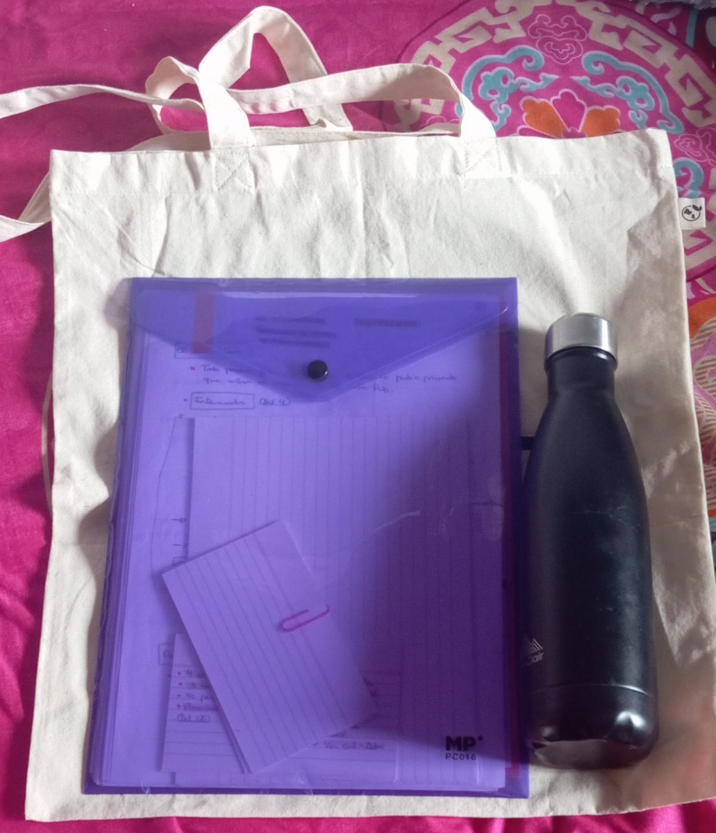 Ayer cuando llegué al examen había gente de cierta web de test de oposiciones regalándonos tote bags y bolis. 
Al llegar a casa no sabía que hacer con la tote bag, pensando que no me servía para ir a la biblioteca....
Pues cabe todo ✨perfectamente✨