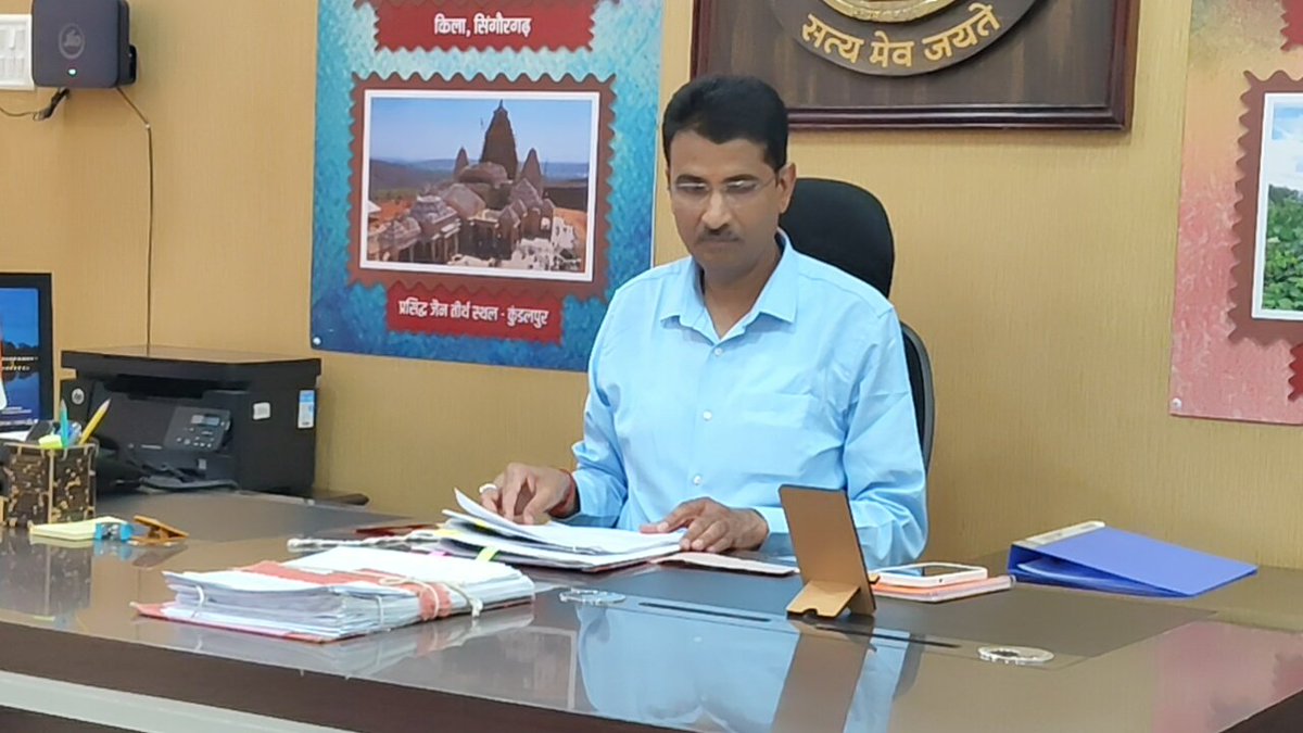 आज कलेक्टर दमोह का पदभार ग्रहण किया।

आप 2016 बैच के अधिकारी हैं। 

इसके पूर्व मध्यप्रदेश शासन, मछुआ कल्याण तथा मत्स्य विकास विभाग में उप सचिव के पद पर पदस्थ थे।
#Damoh