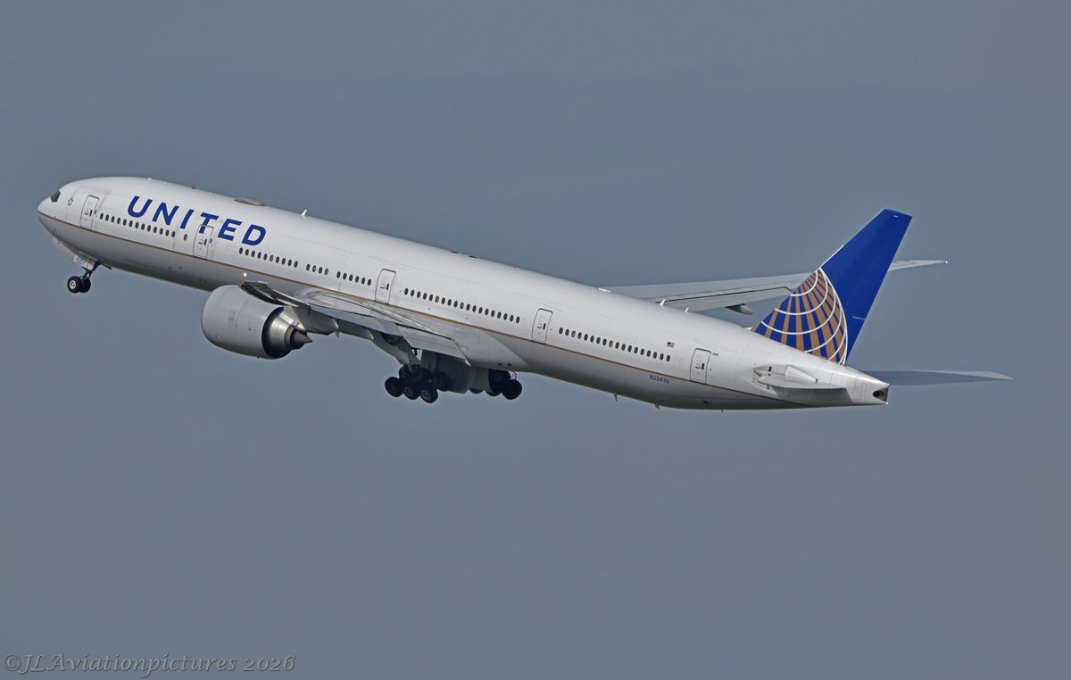 Another shot from last Saturday, <a href="/united/">United Airlines</a> #Boeing777-332(ER) (reg N2243U) on take-off <a href="/BrusselsAirport/">Brussels Airport</a>  as flight #UA951 to #Washington
#avgeeks #planespotting #UnitedAirlines #Brusselspotting #Zaventem #avgeek #Boeing