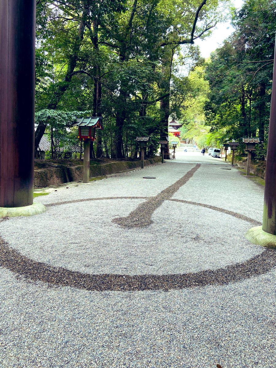 h2t5al's tweet photo. 奈良/   石上神宮　⛩️ 2026.4

鳥居の下に神様の通り道に沿って水が。
砂利も整えられていました。参拝時🐓さん達は放たれてませんでしたが元気な鳴き声が響いてました😊 https://t.co/TsgMafdhNS