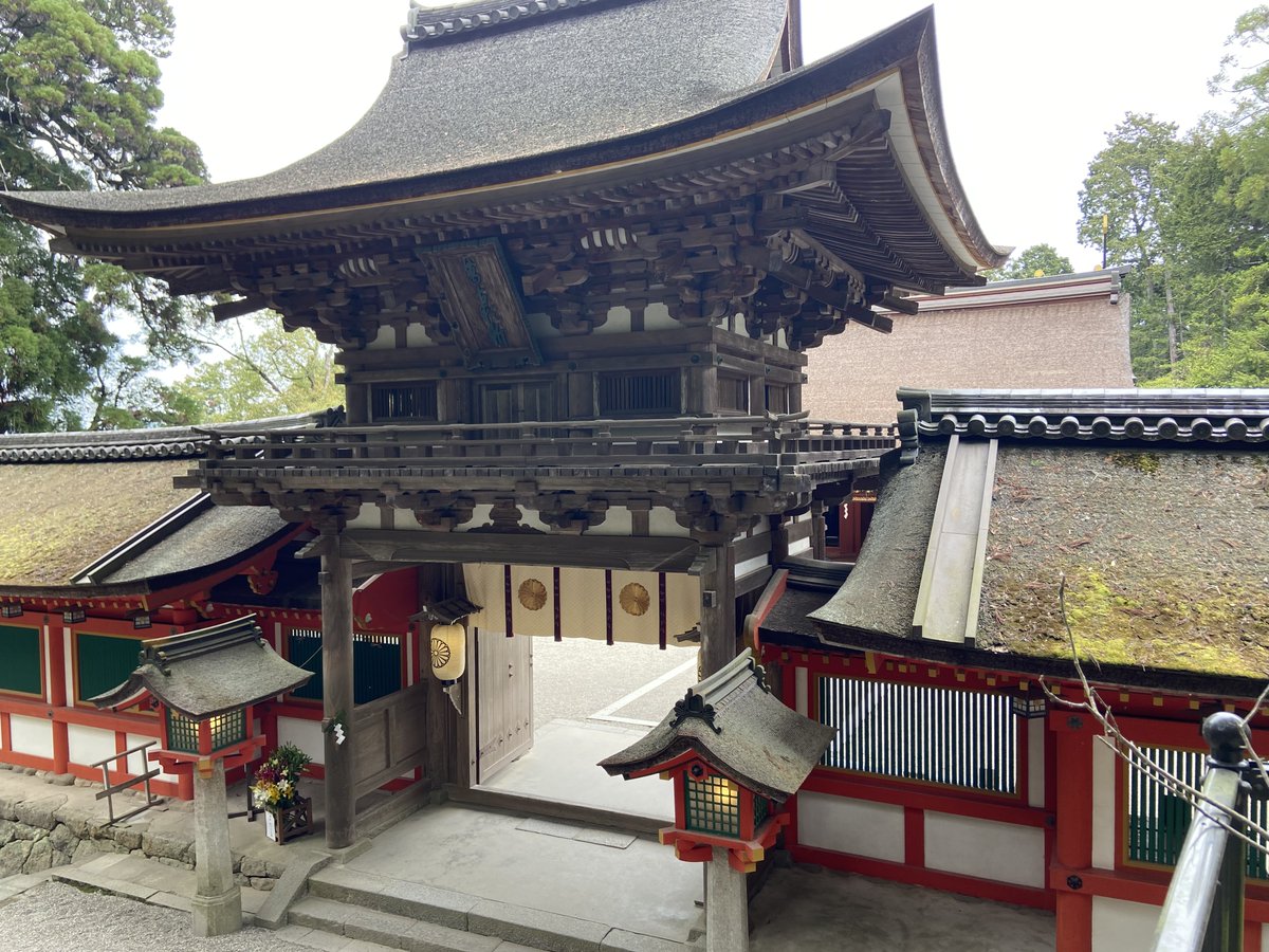 h2t5al's tweet photo. 奈良/   石上神宮　⛩️ 2026.4

鳥居の下に神様の通り道に沿って水が。
砂利も整えられていました。参拝時🐓さん達は放たれてませんでしたが元気な鳴き声が響いてました😊 https://t.co/TsgMafdhNS