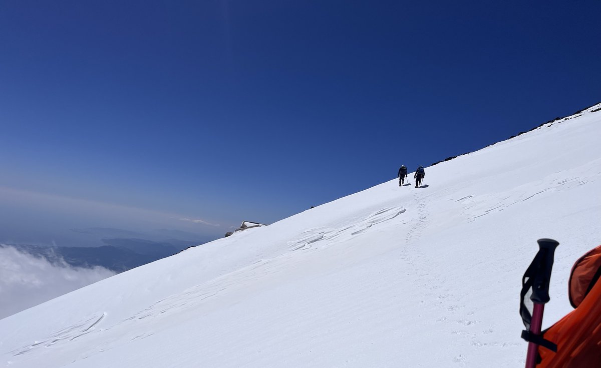 SP_chiiki's tweet photo. ４月に入って ＃富士山 で山岳遭難発生!
(山頂のアイスバーンでスリップして滑落)
開山期以外の富士登山は危険です!この時期は積雪あり!
山小屋はこの時期営業していません!避難する場所はありません!
＃静岡県警  ＃静岡　＃山岳遭難　＃MtFuji https://t.co/fJh5nejyFG