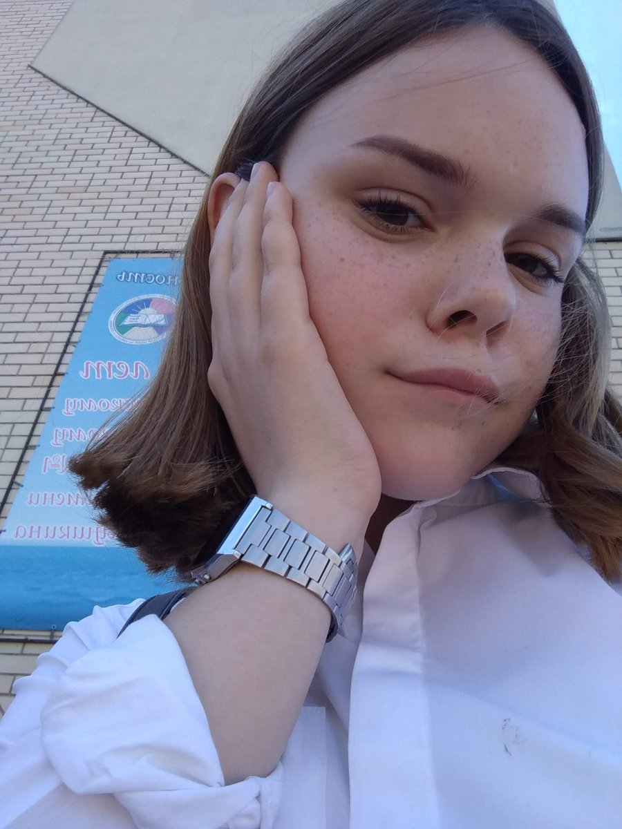 Когда я надеваю белую рубашку, я снова вижу ее, сдающую огэ в далеком 2019😭😭