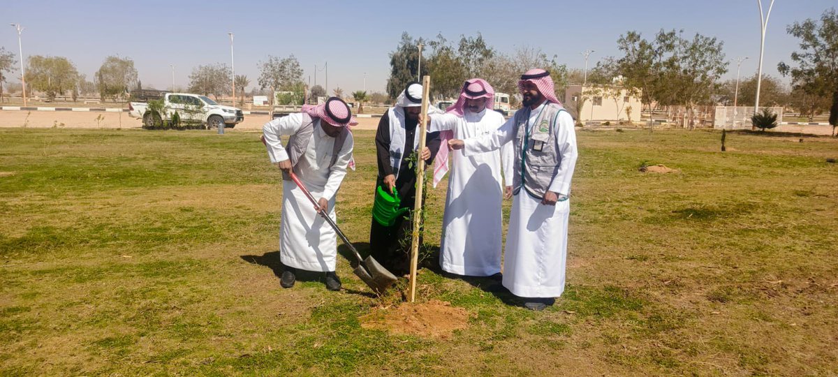 abuajramUN's tweet photo. إمتداداً لمبادرة #الجوف_واحة_خضراء الموسم الرابع عشر وحسب الخطة المعتمدة قامت بلدية ابو عجرم اليوم بزراعة الاشجار بحديقة المركز الحضاري في ميقوع بمشاركة عدد من المواطنين ومنسوبي وعمال مكتب خدمات ميقوع.
#السعودية_الخضراء https://t.co/OIzr2bnpdb