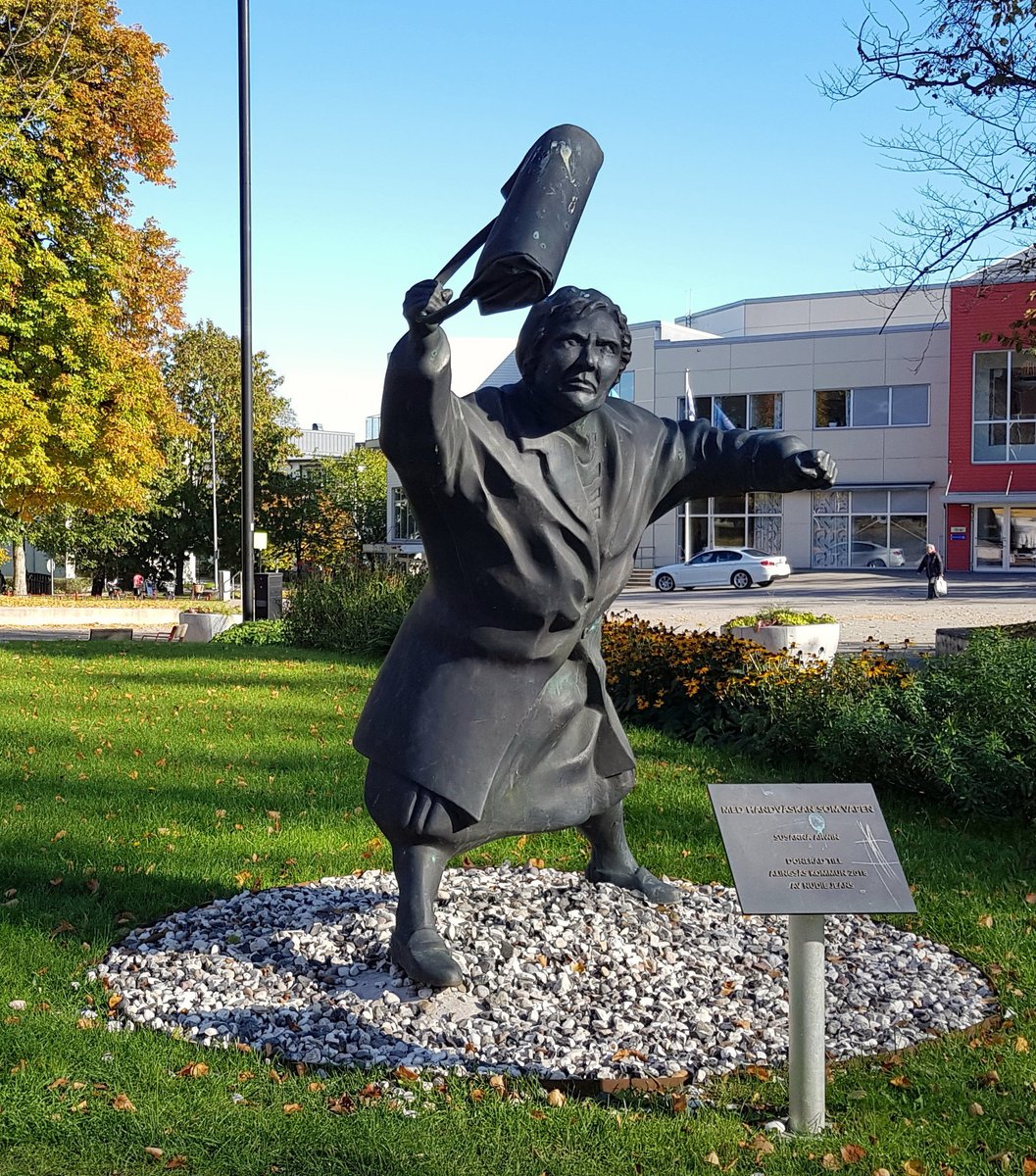 DaniMayakovski's tweet photo. El momento en el que Danuta Dielsson atizó al criminal nazi con su bolso en la ciudad de Växjö, inmortalizado con estatuas en varias ciudades de Suecia.

Aspiro a vivir en un mundo donde las estatuas no sean para genocidas imperialistas, sino para señoras combatiendo el fascismo. https://t.co/c7gWkKpBcX