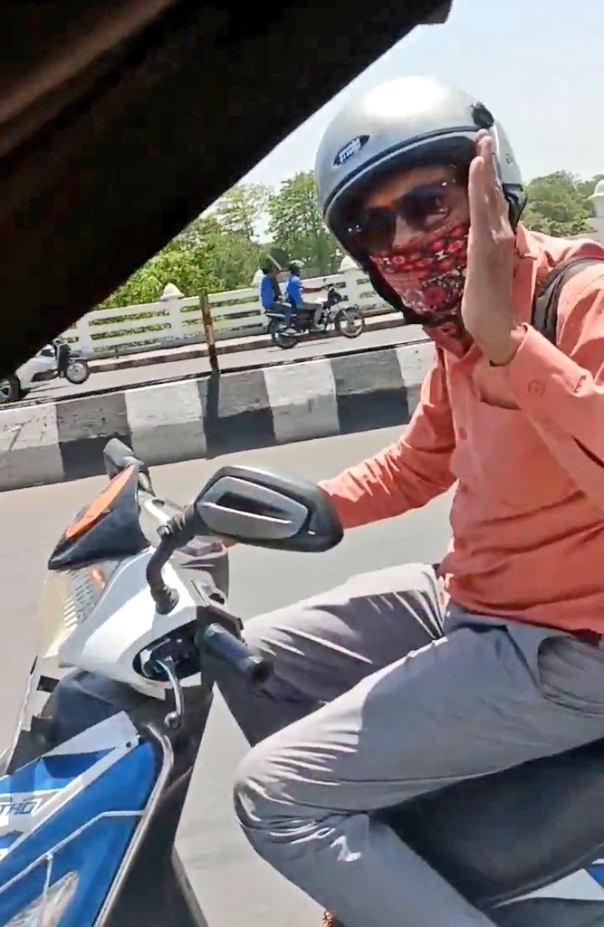 नाम : हिमांशु मिश्रा
पता : लखनऊ
सोच : सामंतवादी
काम : बसपा द्वारा आयोजित परमपूज्य बाबा साहब की 135वीं जयंती पर होने वाली रैली के लिए लगाए गए पोस्टर इसने फाड़ा फिर वीडियो रिकॉर्ड कर रहे एक अनुसूचित जाति के व्यक्ति को जान से मारने के इशारे किए।

<a href="/Uppolice/">UP POLICE</a> 
कृपया कार्यवाही करें।