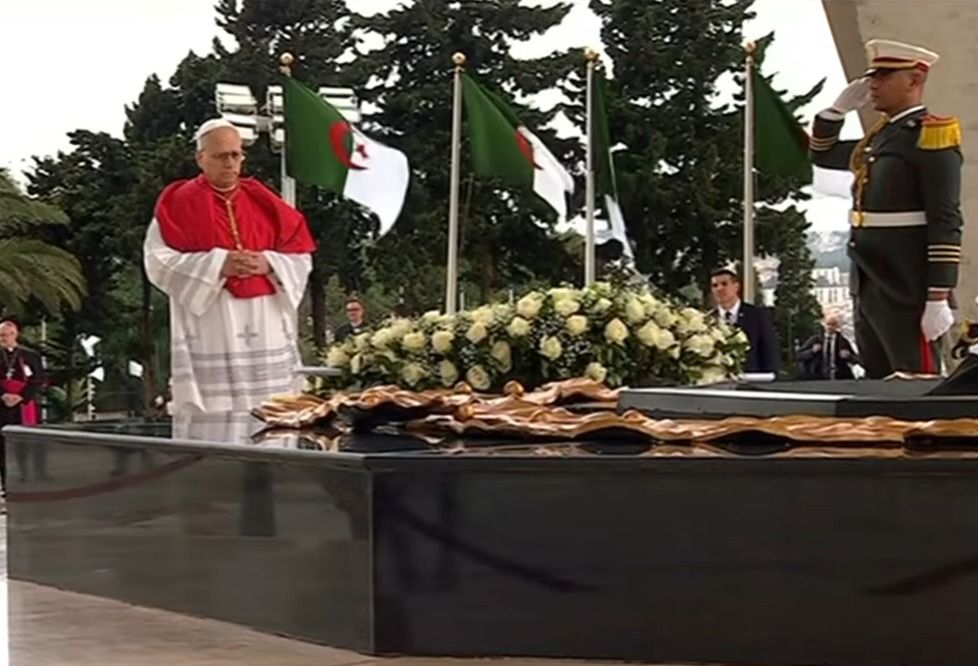ambalgerieparis's tweet image. Accueilli à l'aéroport international d'#Alger par Monsieur le Président de la République @TebbouneAmadjid, Sa Sainteté le Pape Léon XIV @Pontifex a entamé sa visite officielle en se recueillant à la mémoire de nos Valeureux Martyrs 🇩🇿 à #MaqamElChahid.

#Algérie #Vatican