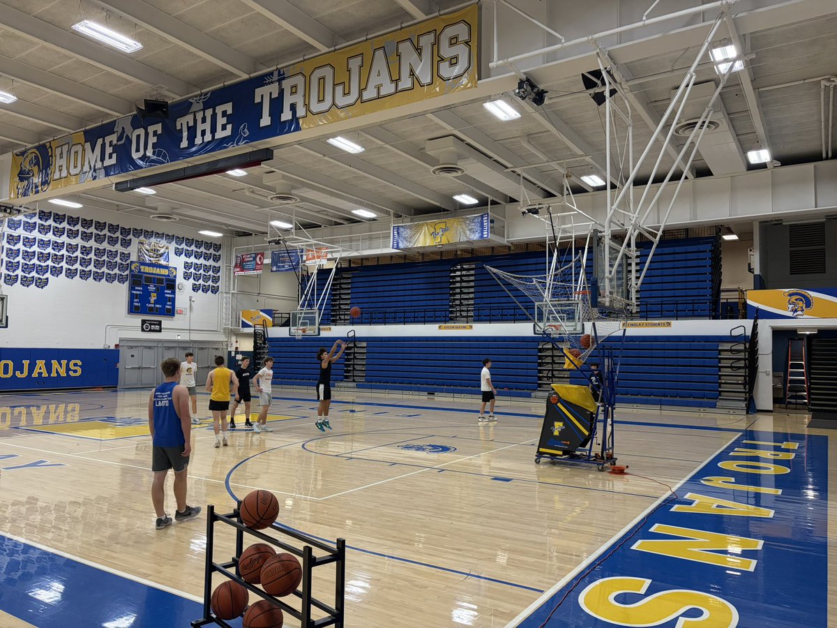 coach_grose's tweet photo. Breakfast Club is back! Great way to start of your week! #trojans #beachamp https://t.co/sSxp2lguom